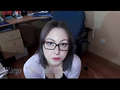 ❤️ 性感的眼镜女孩在镜头前深深地吸吮假阳具 ️ Porn video❌️❤