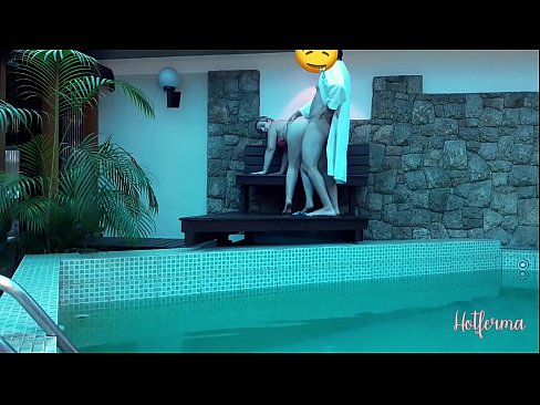 ❤️ 老板邀请女佣去泳池，却忍不住要来个热辣的 ️ Porn video❌️❤