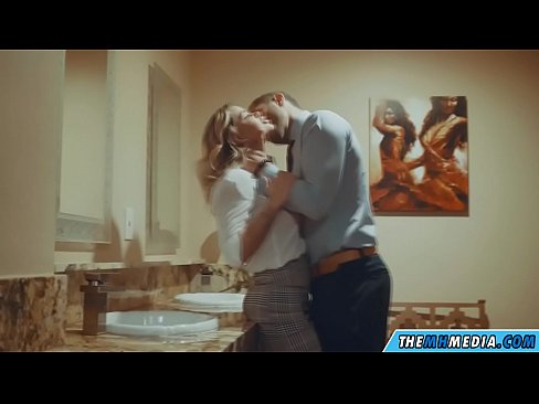 ❤️ 当一个胸大无脑的金发女郎在公共厕所里勾引你时 ️ Porn video❌️❤